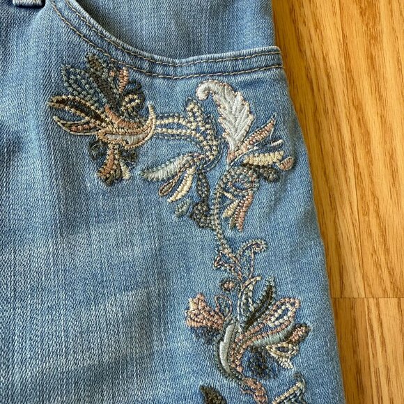 So Slimming Girlfriend Jeans Size 10 Embroidered Slim Leg Crop Light Wash Blue - Picture 3 of 16